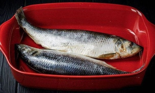 Domowy śledź metodą suchego solenia: prosty przepis krok po kroku