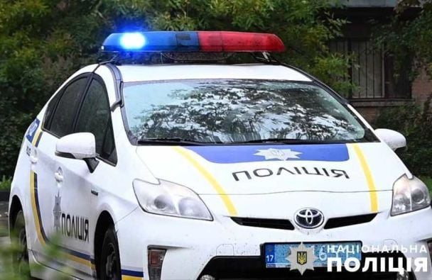Поліцейські на місці стрілянини у собаку