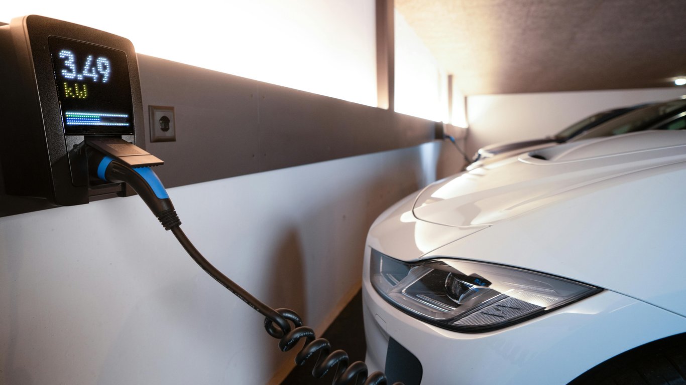 В Украине резко подорожала зарядка для электрокаров: причины и последствия