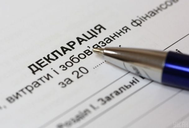 Податкова чиновниця приховала 5 авто на 7 мільйонів: їй оголосили підозру