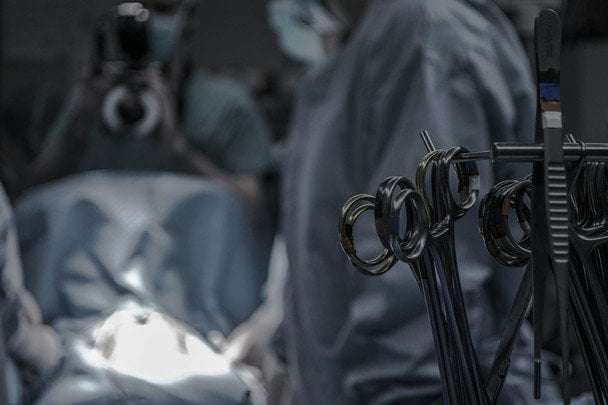 Chirurg stanie przed sądem za śmierć pacjentki podczas operacji plastycznej w Kijowie