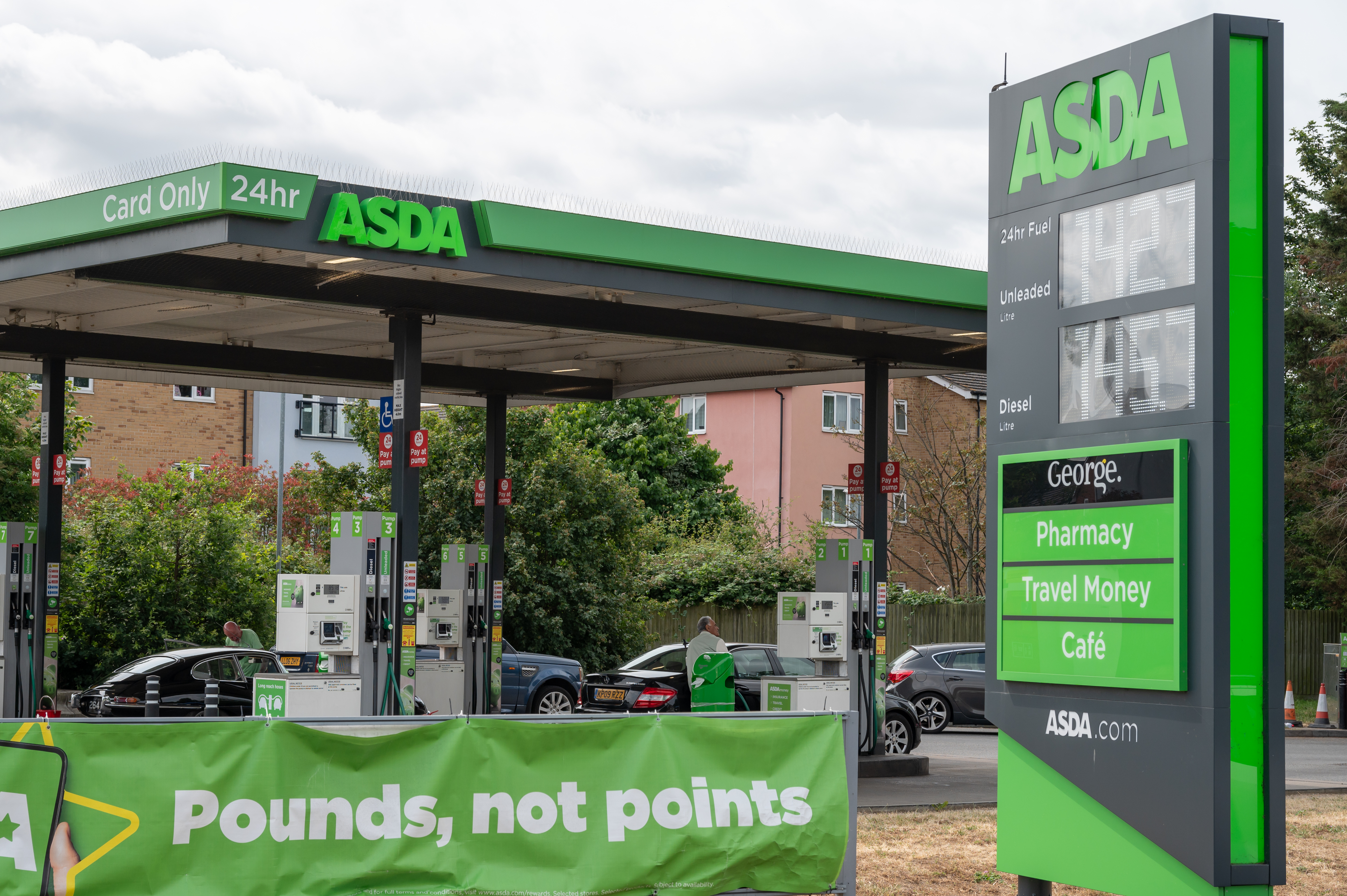 АЗС Asda снижает цены на топливо