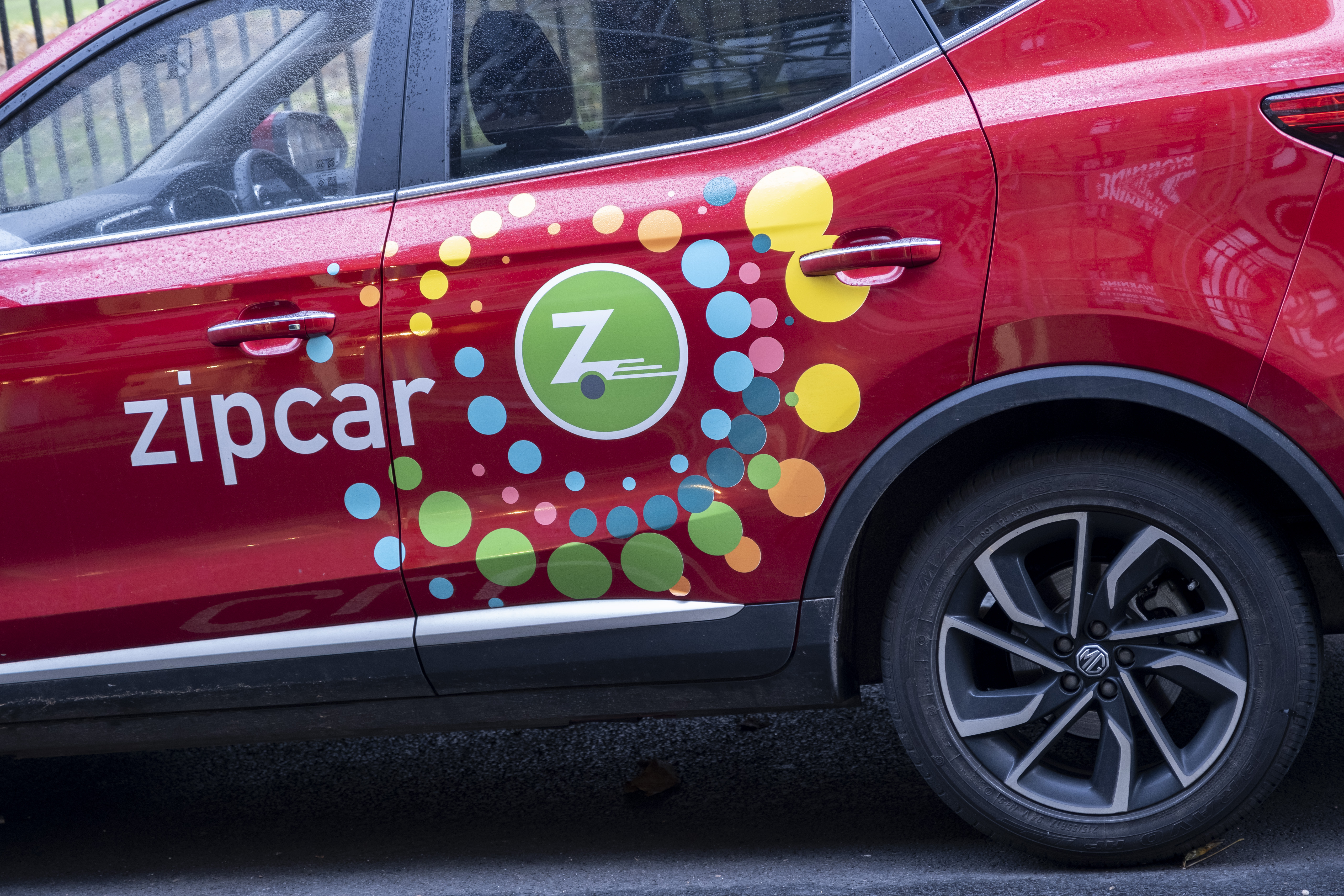 Автомобиль Zipcar на улице