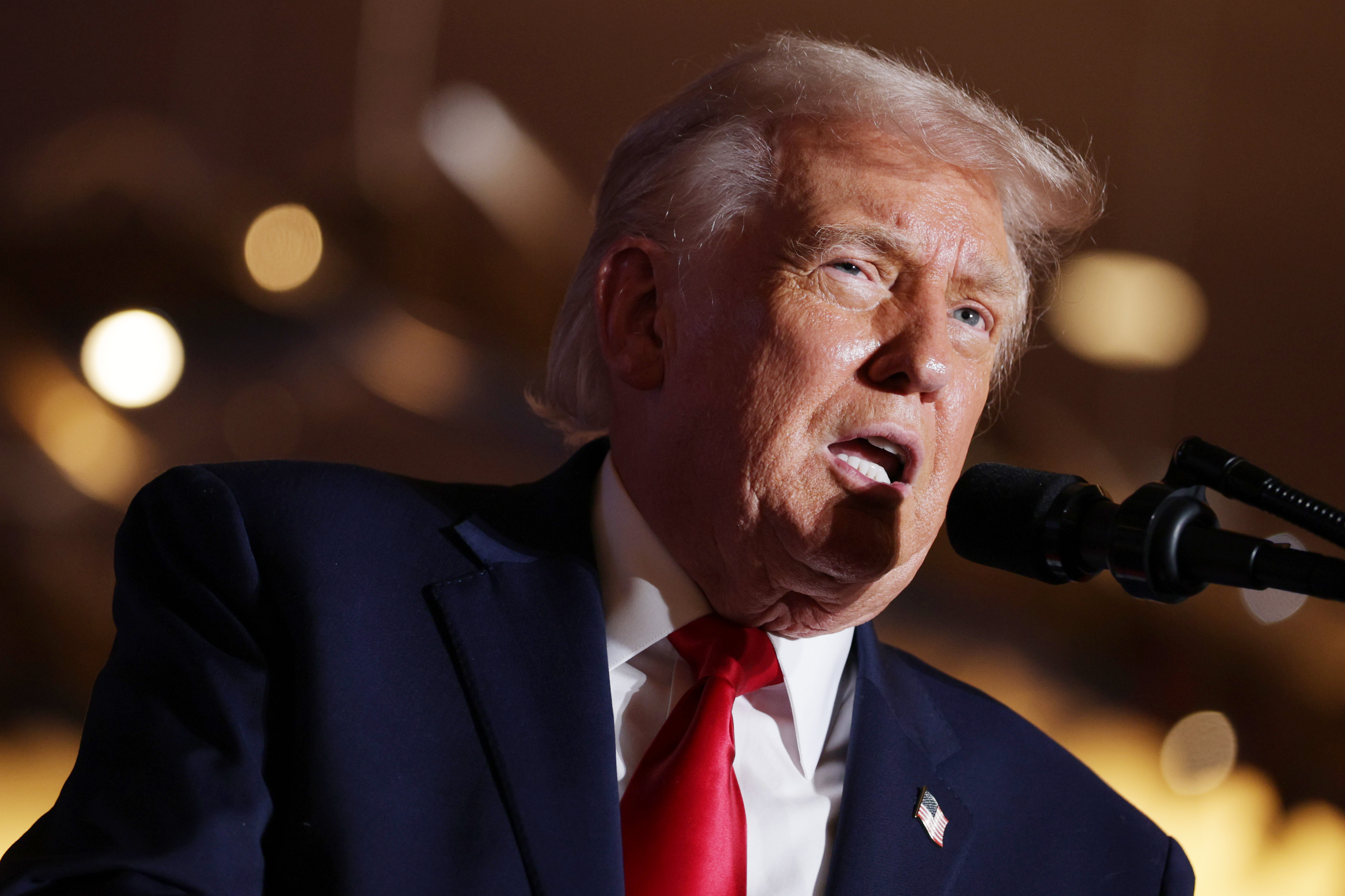 Трамп запроваджує перевірку соцмереж для всіх туристів: що зміниться на кордоні США