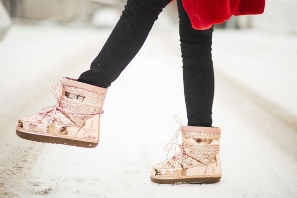 Zimowe buty a sól na chodnikach. Jak chronić obuwie przed zniszczeniem?