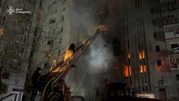 Российский дрон попал в жилой дом в Ахтырке: спасатели эвакуировали 35 человек
