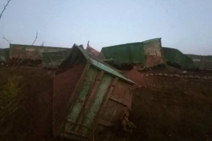 Взрыв на оккупированной железной дороге: вражеский военный поезд сошел с рельсов