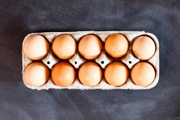 Od czego zależy kolor skorupki jajka? Prawda o białych i brązowych