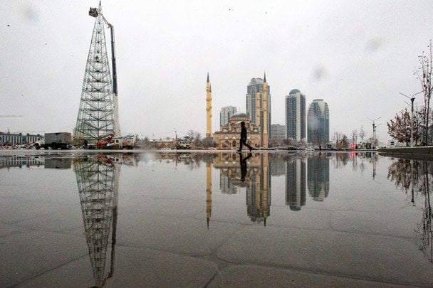 Дроны атаковали Грозный: попадание в комплекс с офисами ФСБ и избирательной комиссией