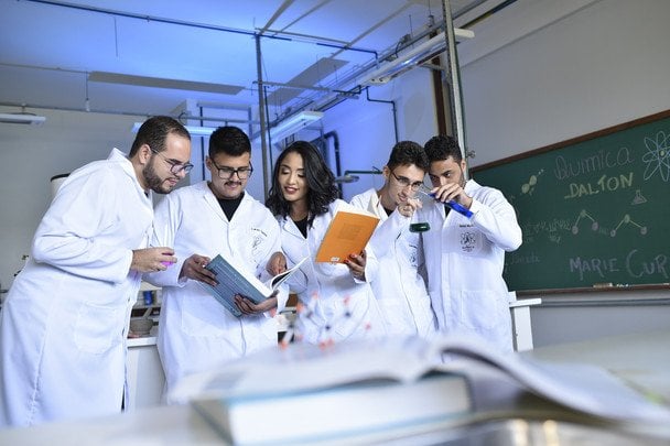 Co kształtuje ojcowskie instynkty? Badanie ujawnia kluczowe czynniki u ssaków