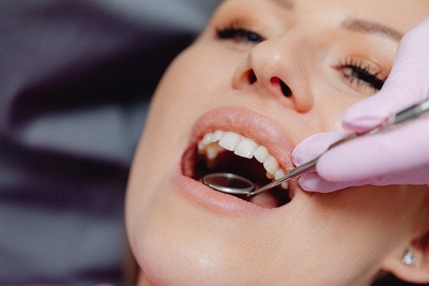 10 zaskakujących sygnałów ostrzegawczych raka jamy ustnej według dentystki