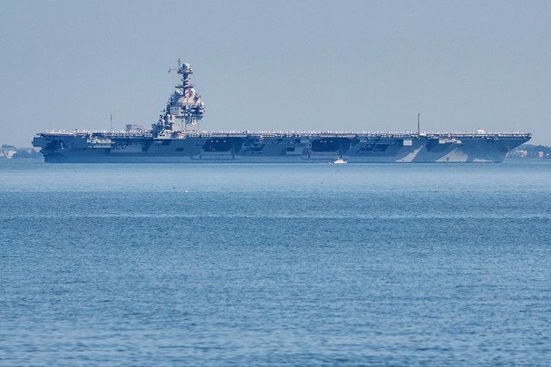 Авіаносець Пентагону на морі