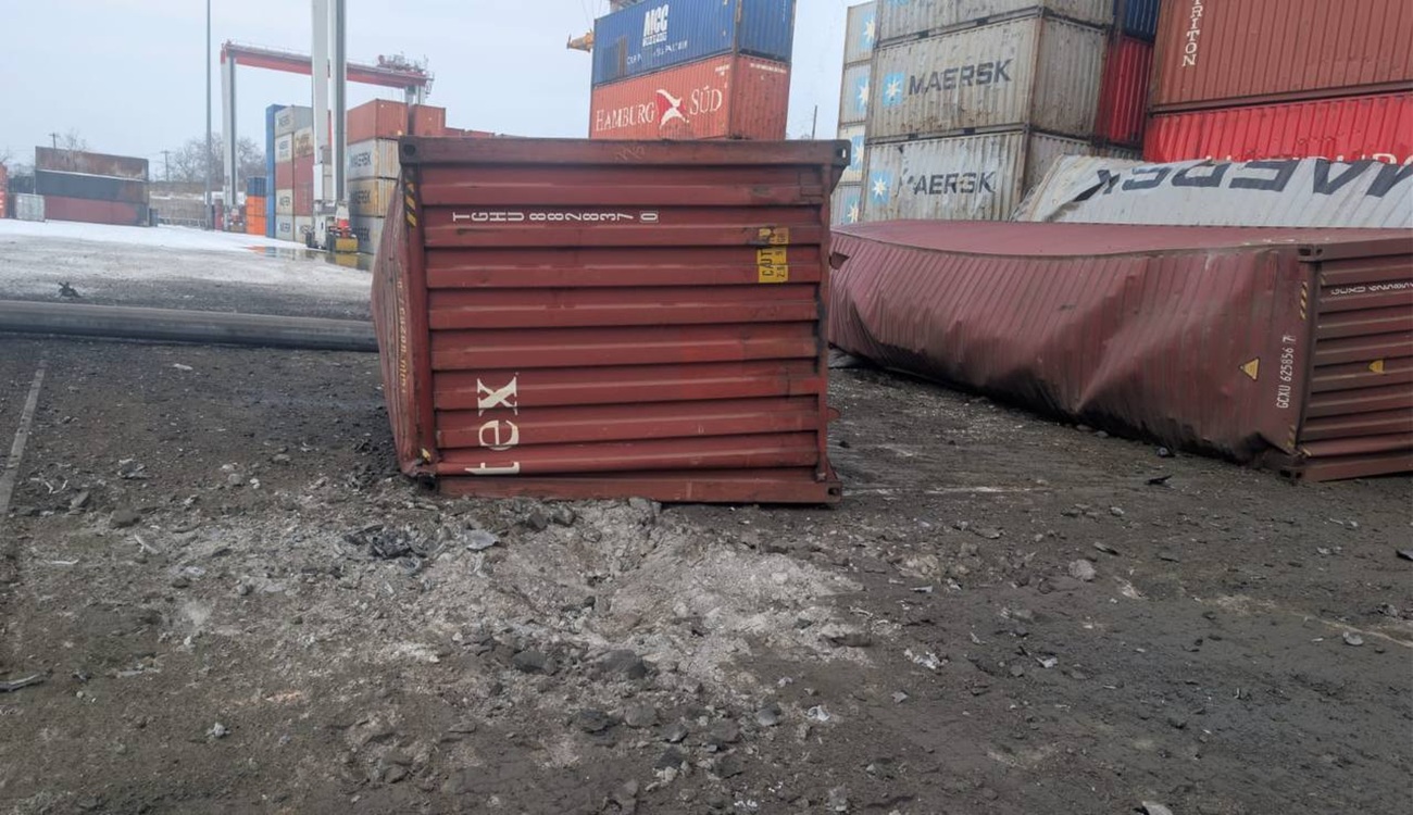 Баллистическая ракета РФ нанесла удар по порту Черноморска: пострадал моряк, зафиксирован разлив нефтепродуктов