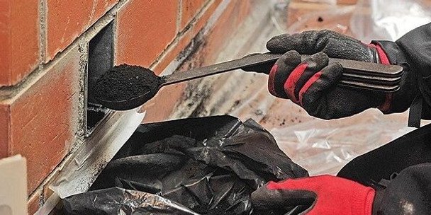 Bezpieczny dom dzięki czystemu kominowi: profesjonalne sposoby na usuwanie sadzy