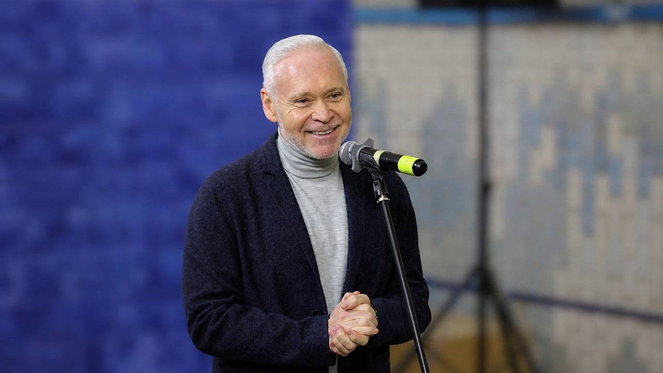 Terekhov addresses school graduates
