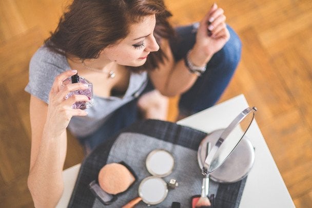 Top 10 zimowych perfum: jakie zapachy ogrzeją w zimnie
