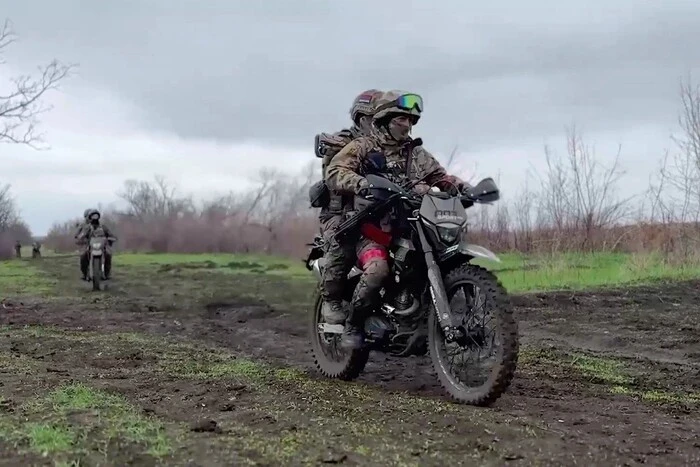 Spezialeinheiten zeigen, wie sie einen Hinterhalt auf eine russische Motorranggruppe gelegt haben