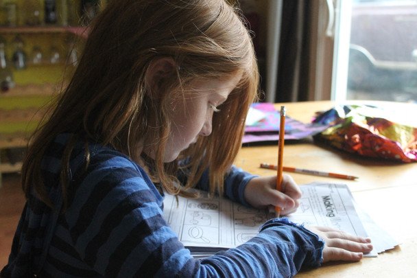 Czy pierwszoklasiści powinni odrabiać lekcje? Stanowisko resortu zdrowia