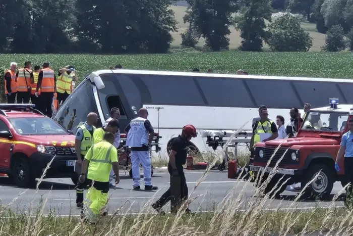 У Франції автобус з українцями з'їхав у кювет: четверо загиблих, десятки поранених