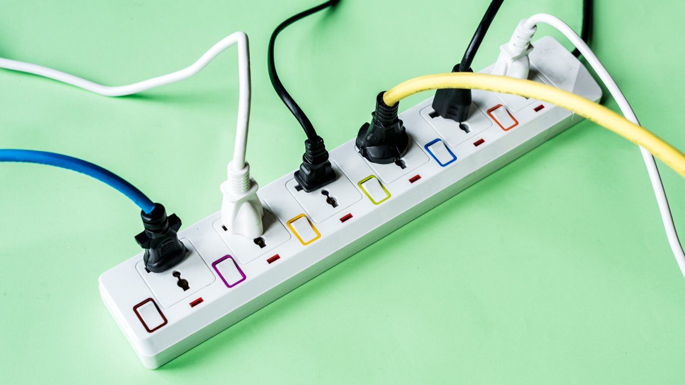 Powering Your Devices During an Outage: A Guide to Smartphone, Router, and Laptop Energy Use