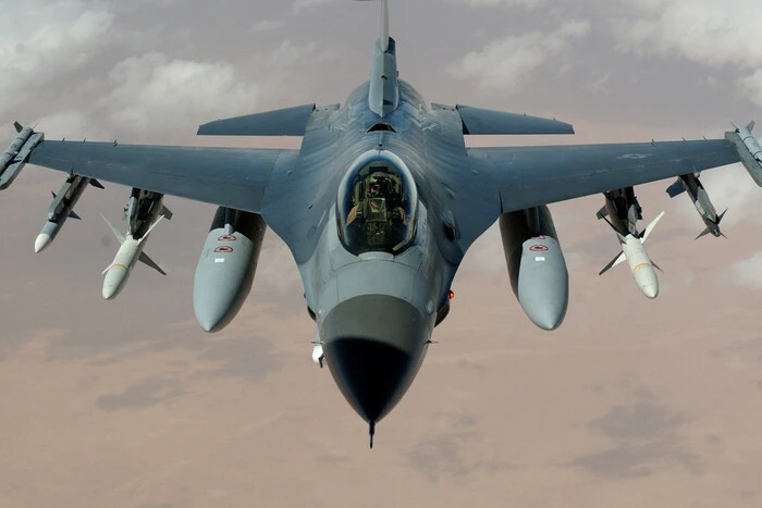 Украина потеряла F-16 во время ночной атаки: Воздушные силы сообщили о судьбе пилота