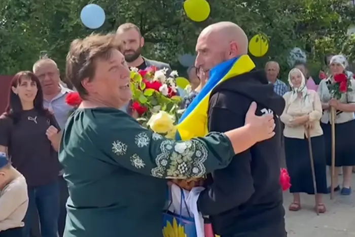 Das Dorf in Winnyzja empfing den Krieger, der aus der Gefangenschaft zurückgekehrt ist: rührendes Video
