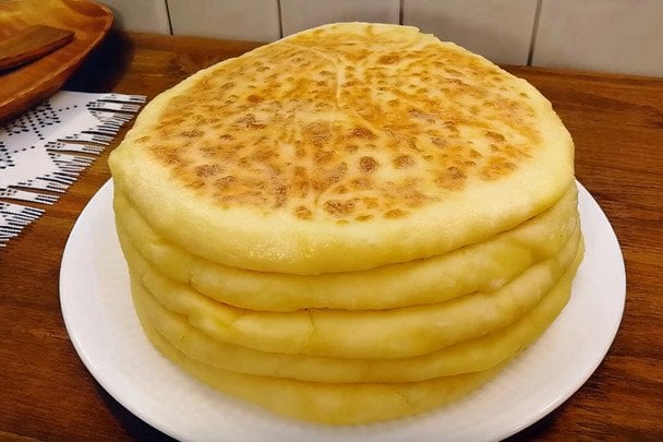 Domowe placki z ziemniakami i serem adygejskim: przepis na pyszne ciasto