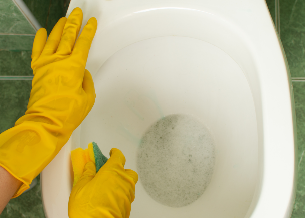 Furacylina zamiast chemii: jak w 60 minut oczyścić toaletę z żółtego osadu