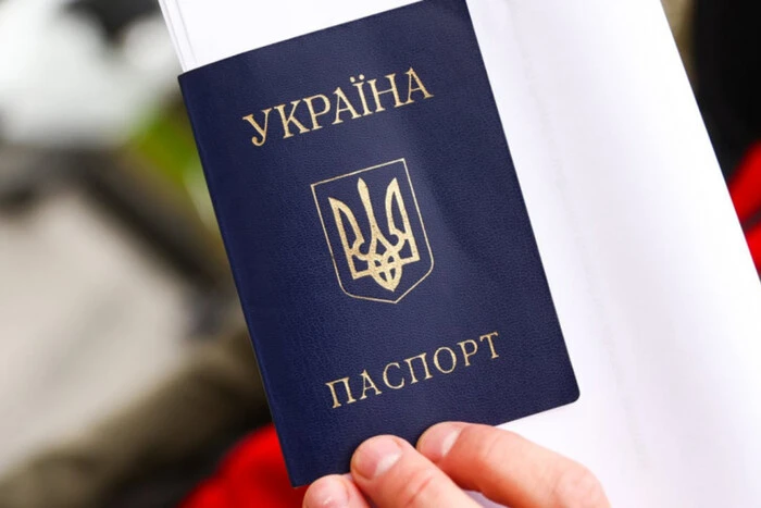 У паспортах українців зникнуть записи російською мовою: що зміниться