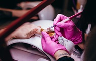 Dermatolog ujawnia niebezpieczeństwo żelu: jak chronić paznokcie przed uszkodzeniem