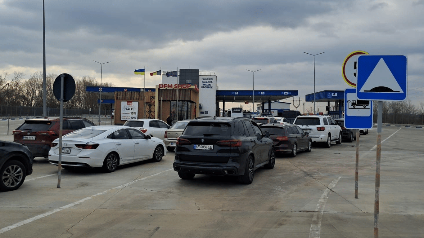 Величезний затор на трасі Одеса-Рені
