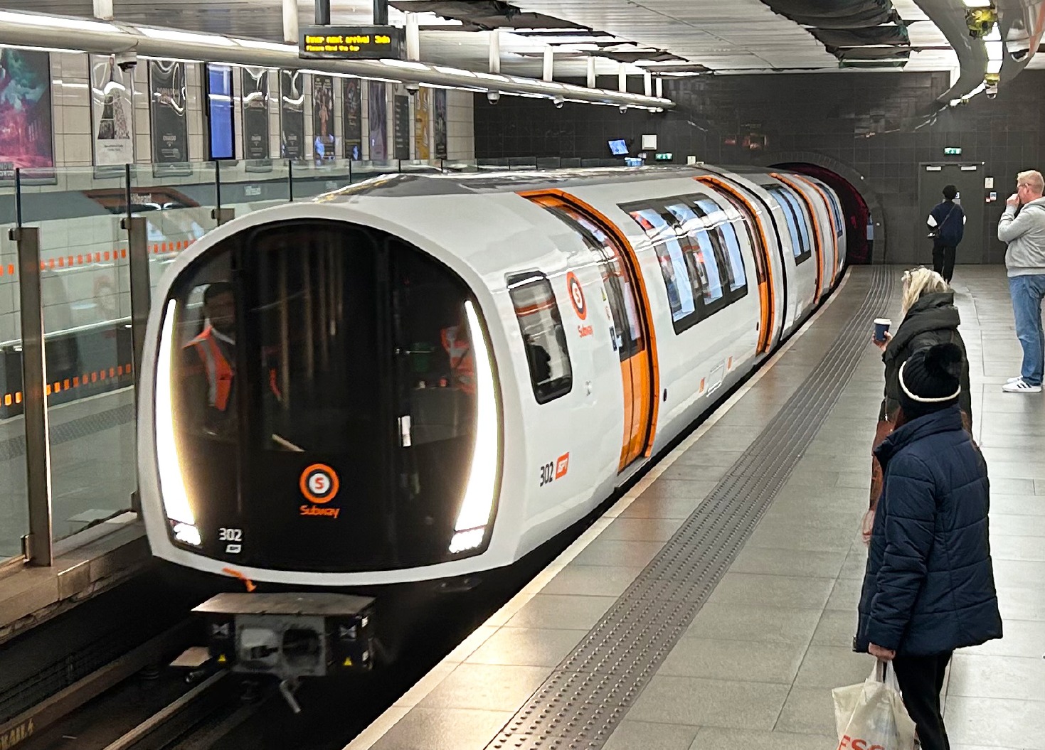 В Глазго запускают первое беспилотное метро: что известно о новых поездах
