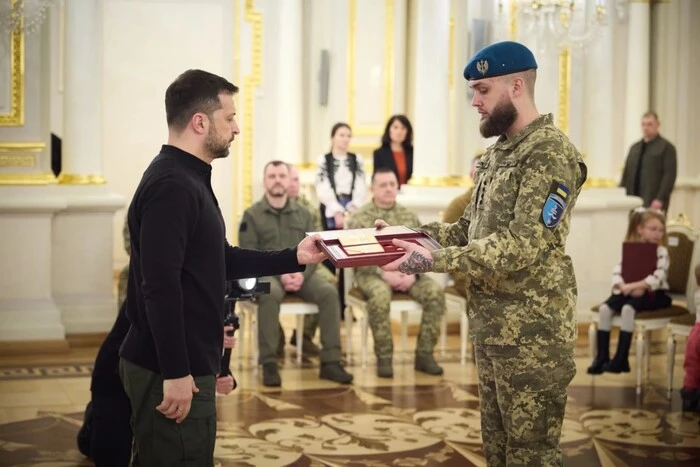 Selenskyj zeichnete Soldaten mit staatlichen Auszeichnungen aus