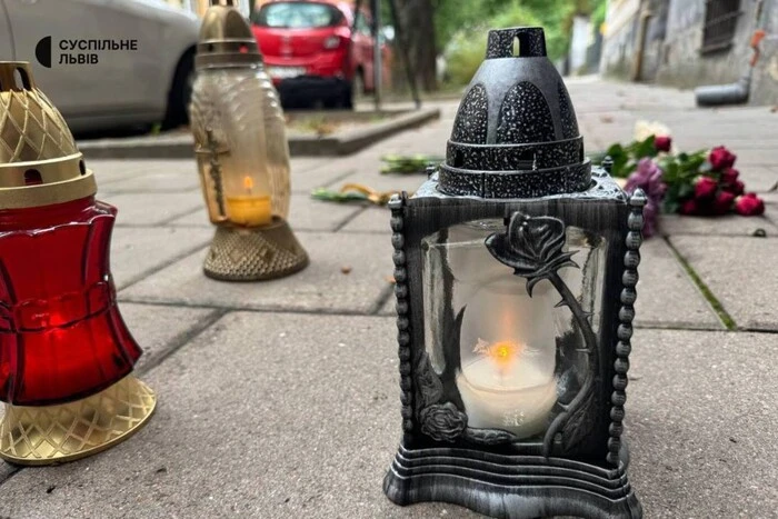 Лампадки та квіти на місці вбивства Парубія
