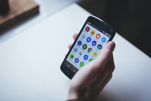 Ładowanie telefonu grozi śmiercią? Eksperci ujawniają kluczowe zasady bezpieczeństwa