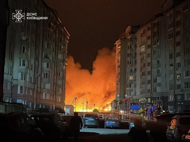 Ночная атака на Киевщину: трое раненых, разрушение вокзала и пожары