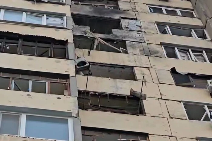 Российский дрон попал в дом в Херсоне: две женщины ранены