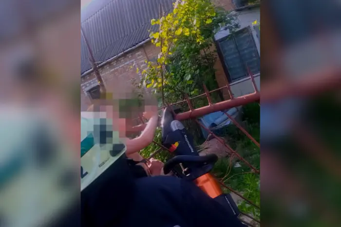 В Винницкой области спасатели освободили мальчика, который застрял в металлическом заборе