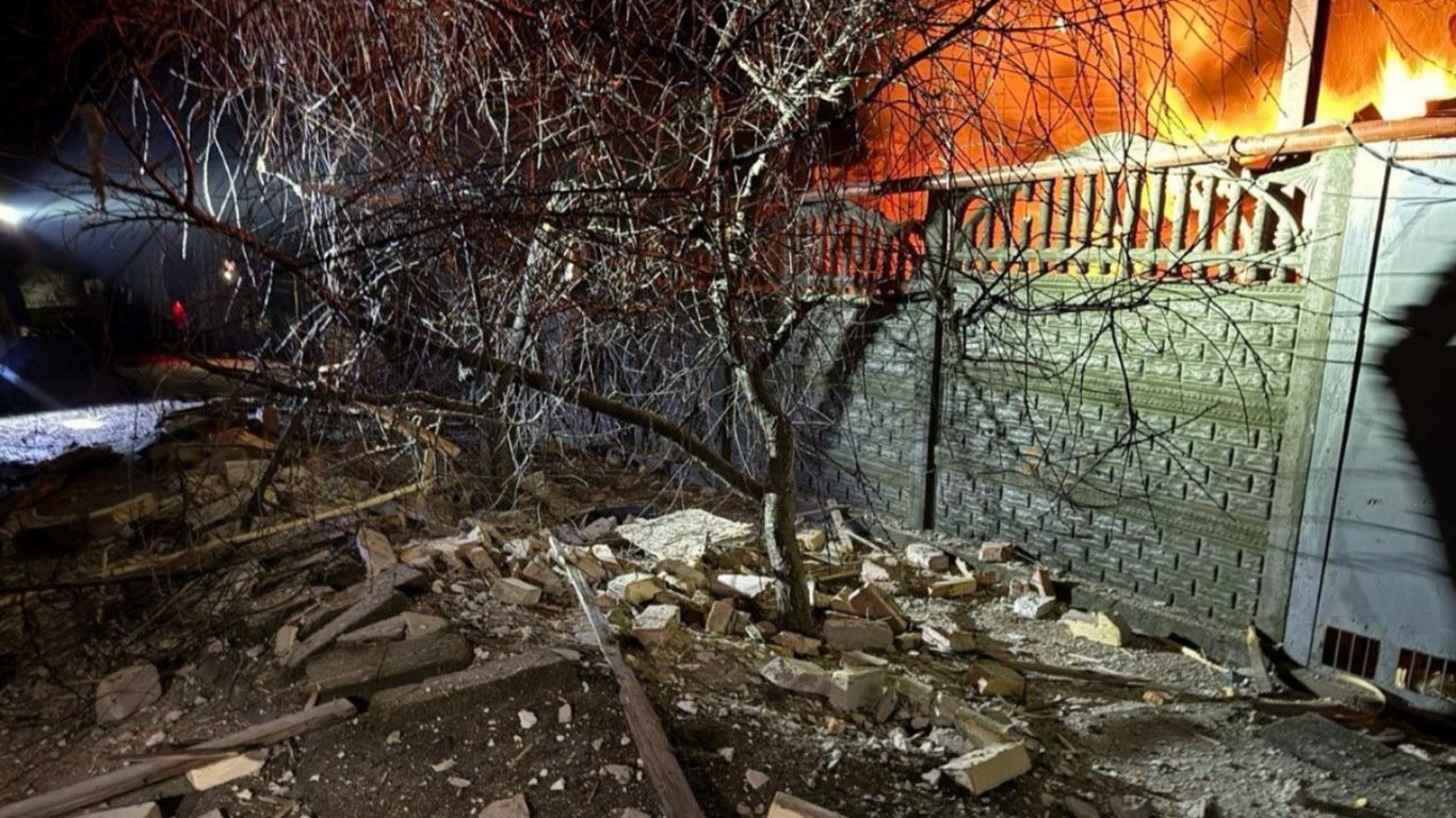 Обстрел Запорожья: трое раненых, жилой дом охвачен огнём