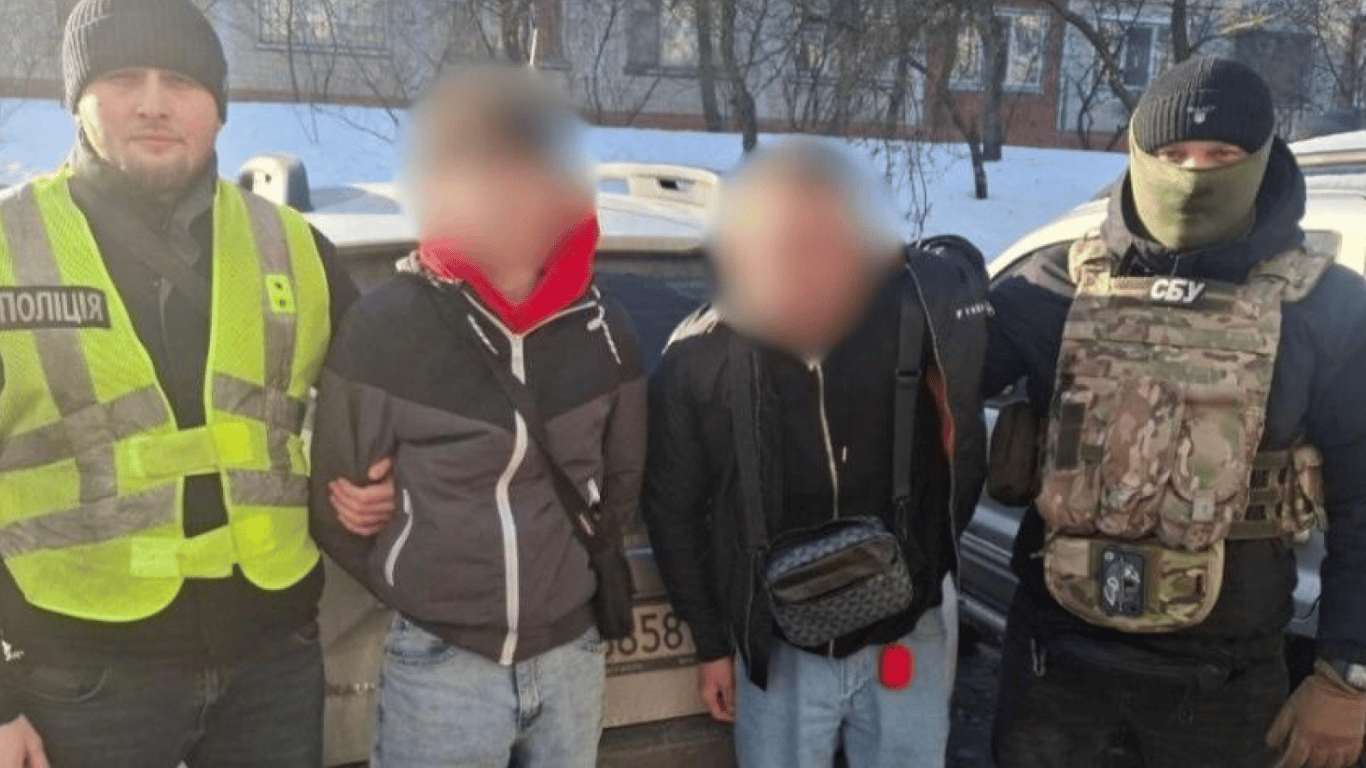 Aresztowania w Kijowie za podpalenia wojskowych aut: trzech trafiło do aresztu bez możliwości kaucji