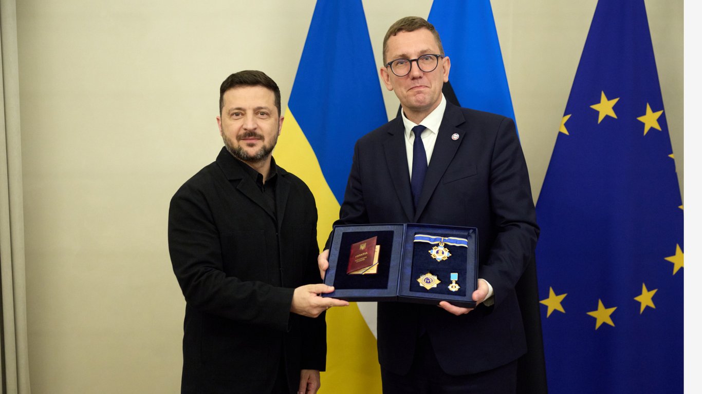 Зеленський нагороджує прем'єра Естонії