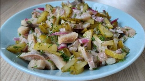 Prosty przepis na pożywną zimową sałatkę: norweski smak śledzia w 5 składników