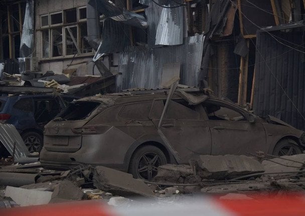 Ракетный удар по Днепру: 30 раненых остаются в больницах, за жизнь троих борются