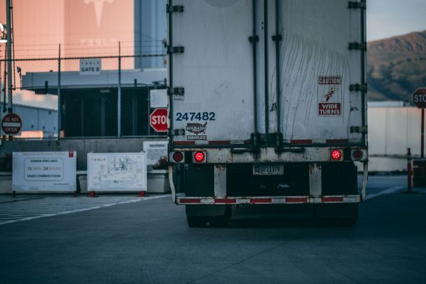 Вантажівка застрягла під мостом біля «Лівобережної»: що відомо про інцидент