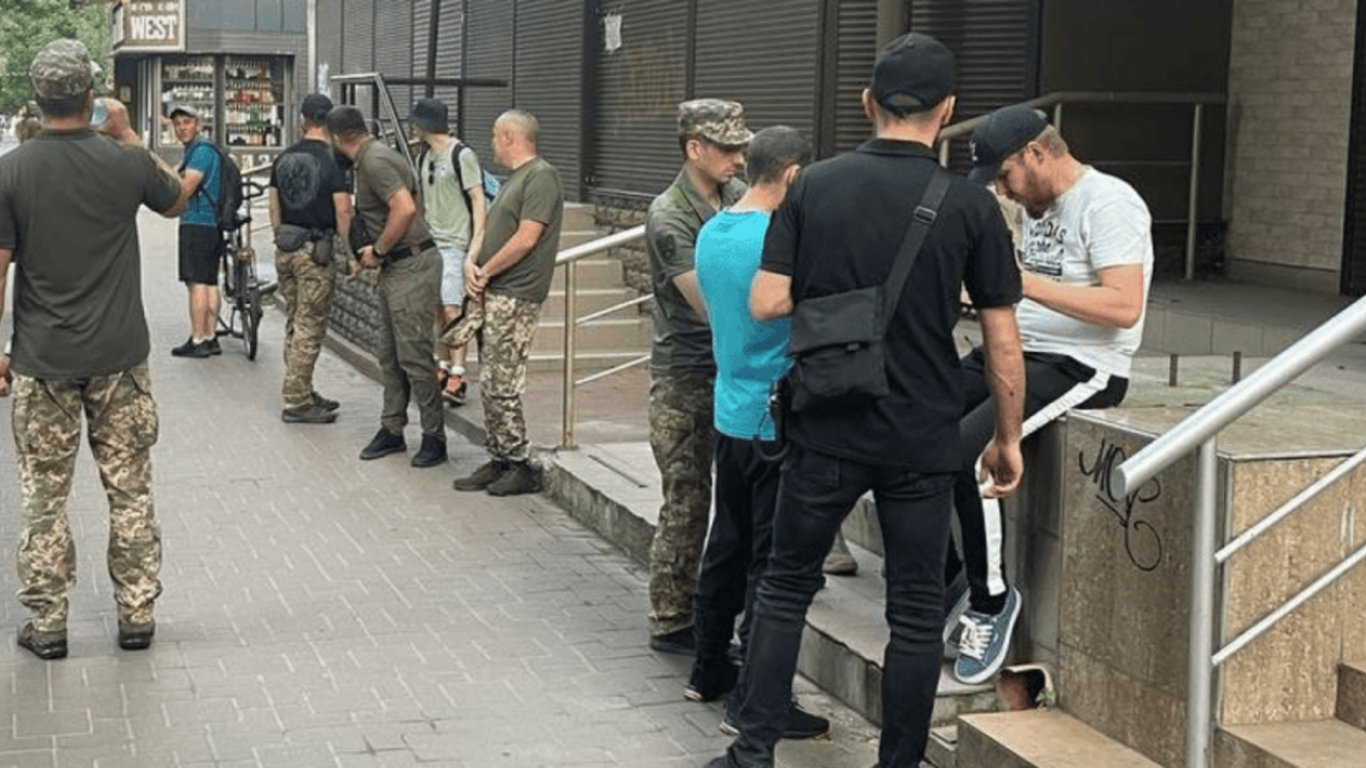 Забронированный мужчина получает повестку