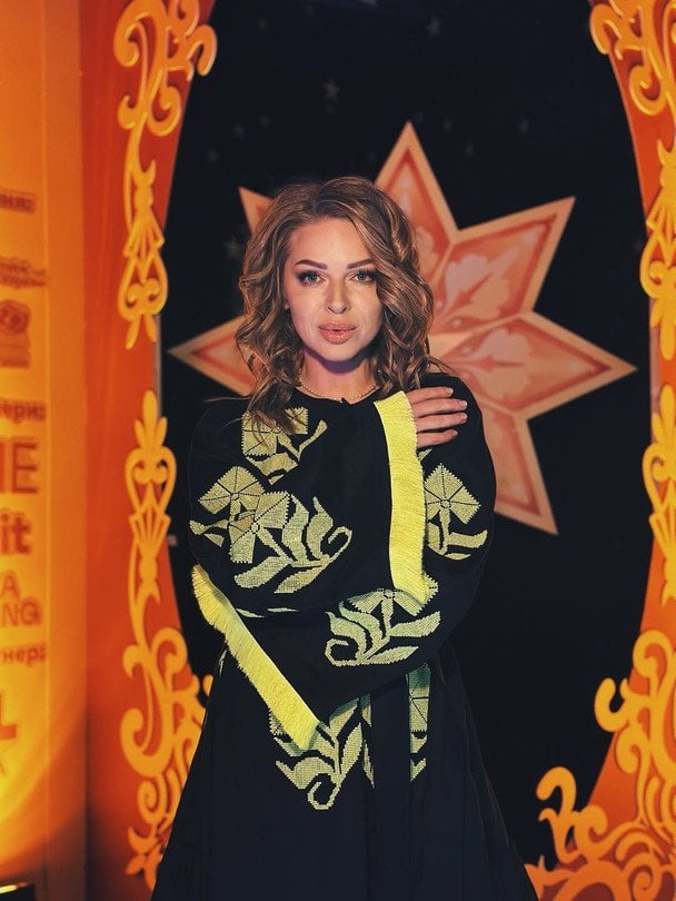 Actress Yana Glushchenko Debuts a Bob Cut and Confirms She's Single