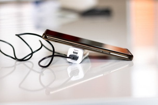 Powerbank czy power bank? Jak poprawnie mówić o przenośnej ładowarce