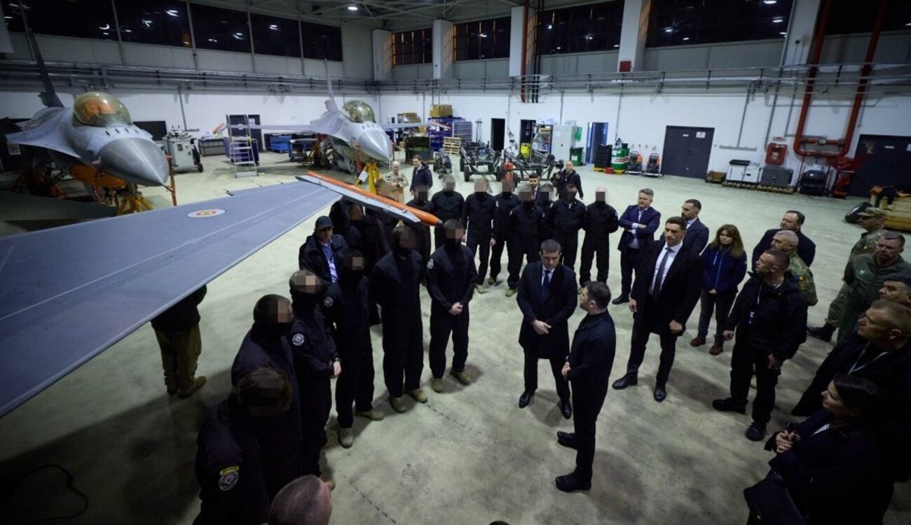 Українські пілоти біля F-16