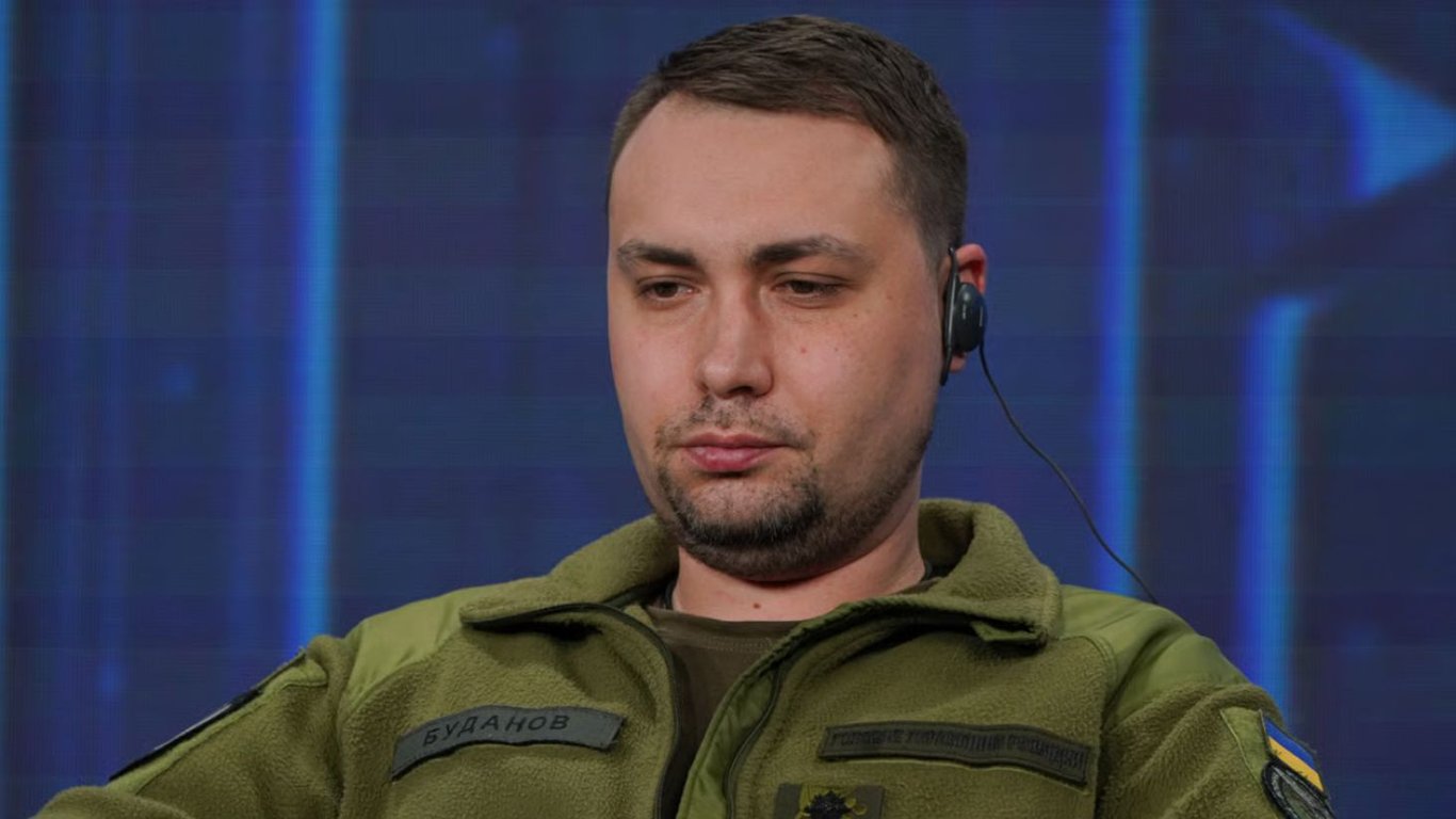 Кирило Буданов на трибуні з прапором