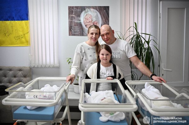 Три дочки сразу: в буковинской семье с пятью детьми родилась тройня